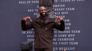 半岛体育-韦德谈雕像争议：从泥塑到铜制成品差异很大 乔丹的也不像