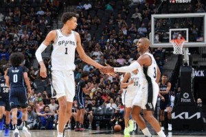 半岛体育中国官网-全新组合摸索别样搭档方式，保罗多角度助推文班