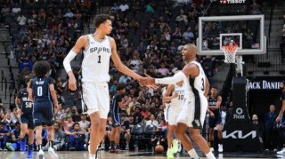 半岛体育中国官网-全新组合摸索别样搭档方式，保罗多角度助推文班