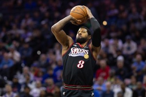 半岛体育-铁但末节独得10分！乔治21中8&amp;三分7中0拿到18分9板3助3断2帽