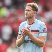 刚当队长就被挖？英媒：热刺有意小蜜蜂中卫科林斯，预计很快接触