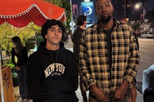 半岛体育-杜兰特与球迷合影&amp;依旧气质独特 后面疑似乌度卡