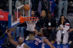 半岛体育官方网站-就差一点！布朗反击上篮被恩比德干扰球 掘金领先76人1分