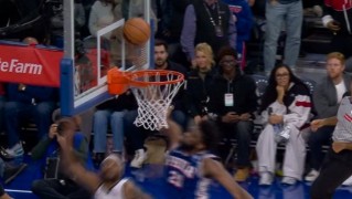 半岛体育官方网站-就差一点！布朗反击上篮被恩比德干扰球 掘金领先76人1分