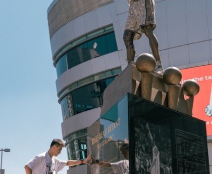 赵继伟社媒晒赴美动态：感想最多的就是到科比雕像前